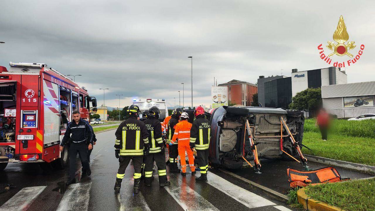 giussano incidente auto ribaltata