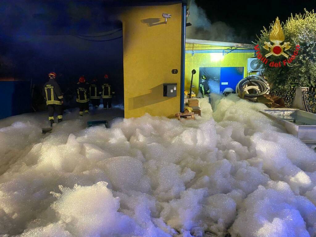 incendio magazzino lazzate