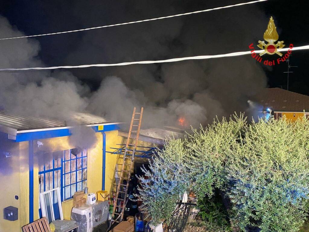 incendio magazzino lazzate