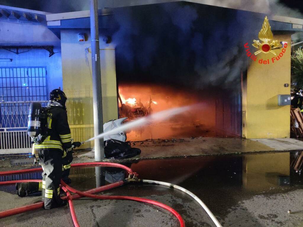 incendio magazzino lazzate