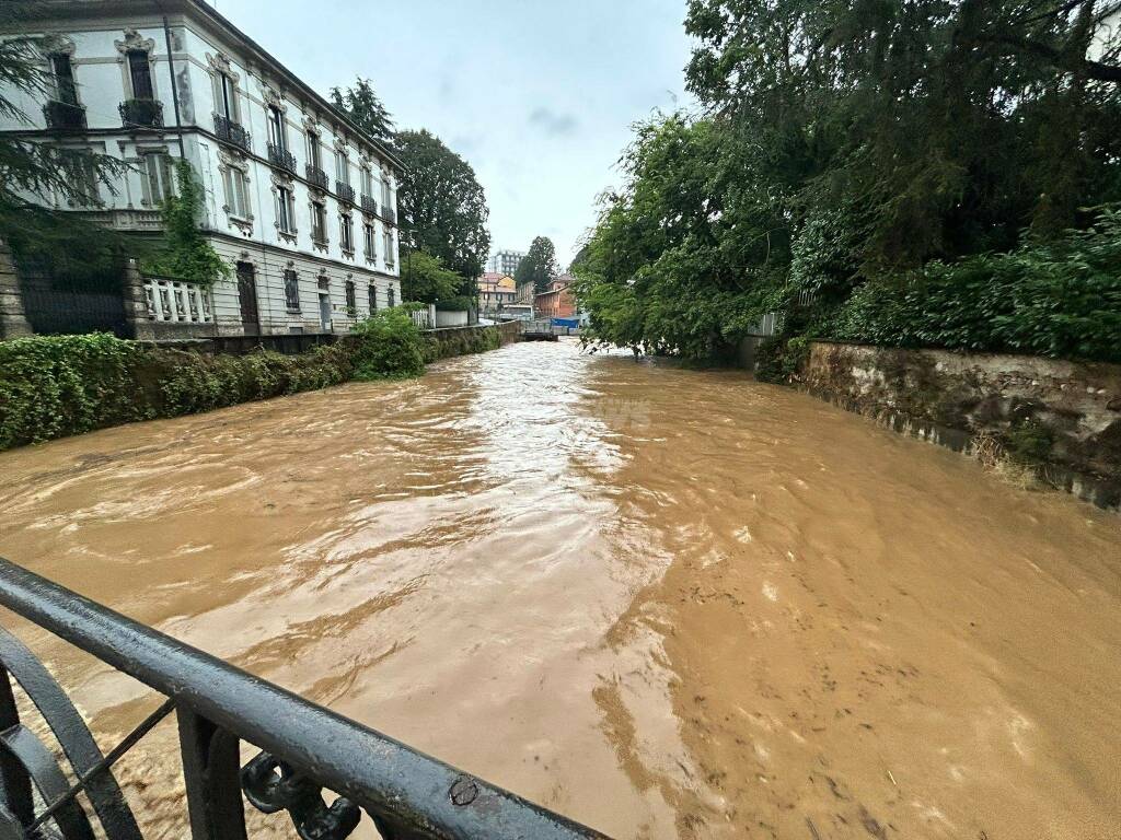 Lambro in piena. Protezione civile in strada a monitorare 