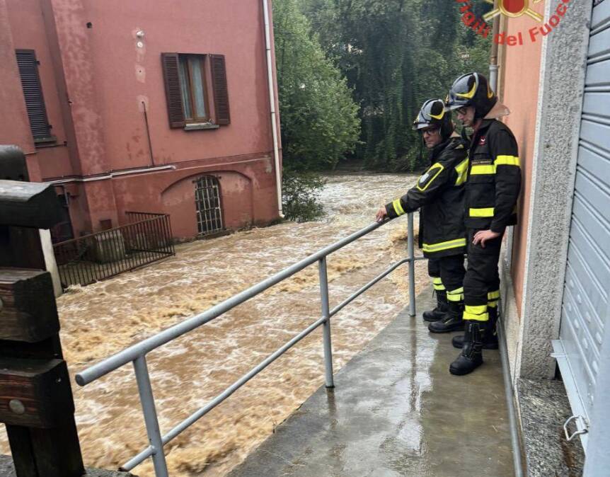 Lambro in piena. Protezione civile in strada a monitorare 