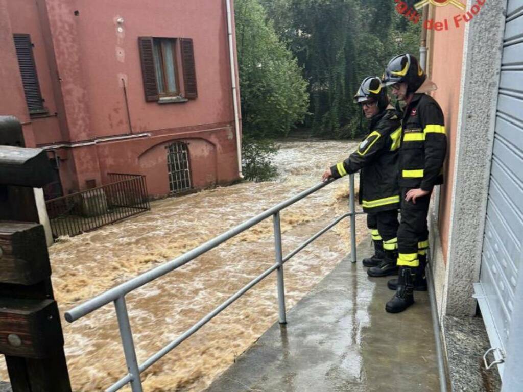 Lambro in piena. Protezione civile in strada a monitorare 