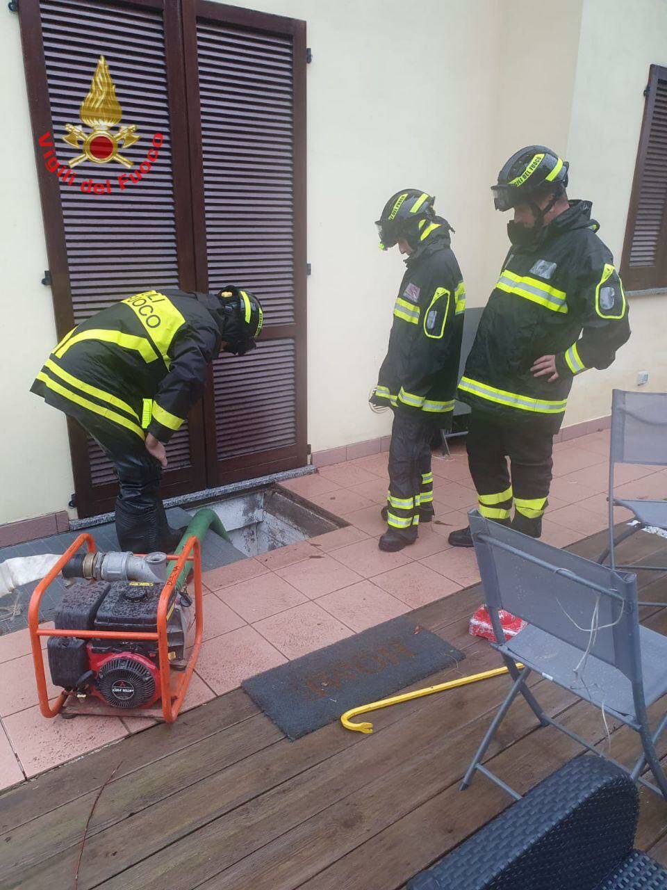 Lambro in piena. Protezione civile in strada a monitorare 