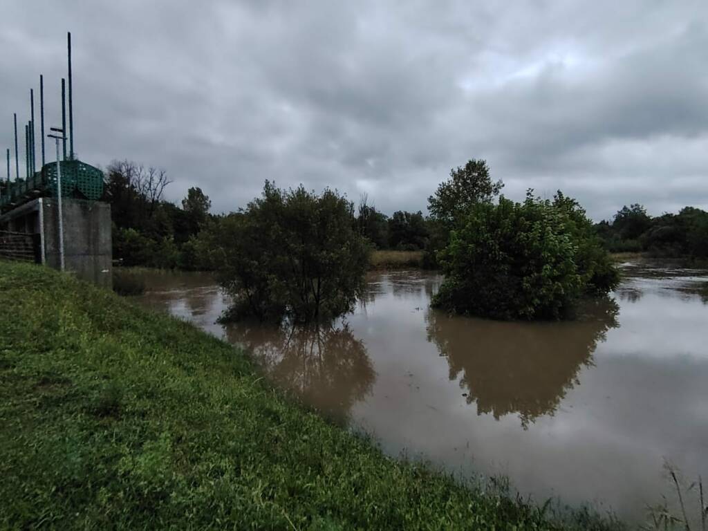 Lambro in piena. Protezione civile in strada a monitorare 