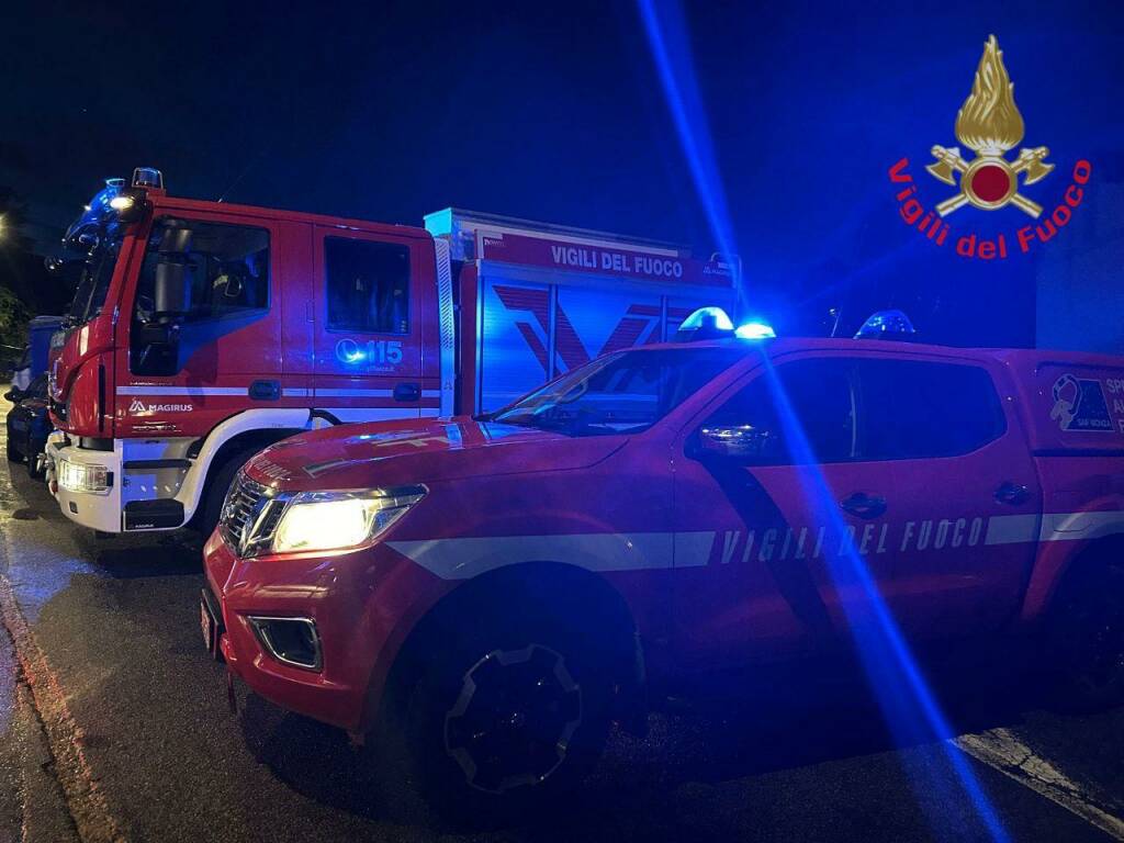 Lambro in piena. Protezione civile in strada a monitorare 