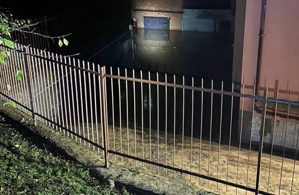 Lambro in piena. Protezione civile in strada a monitorare 