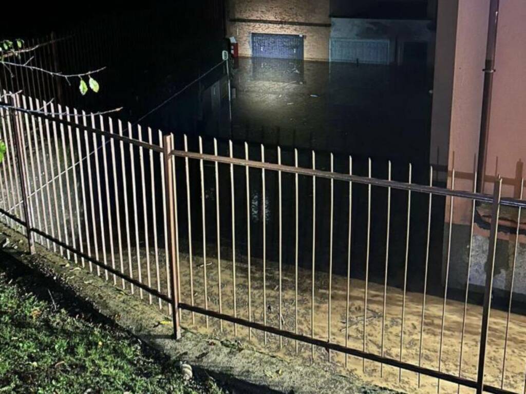 Lambro in piena. Protezione civile in strada a monitorare 